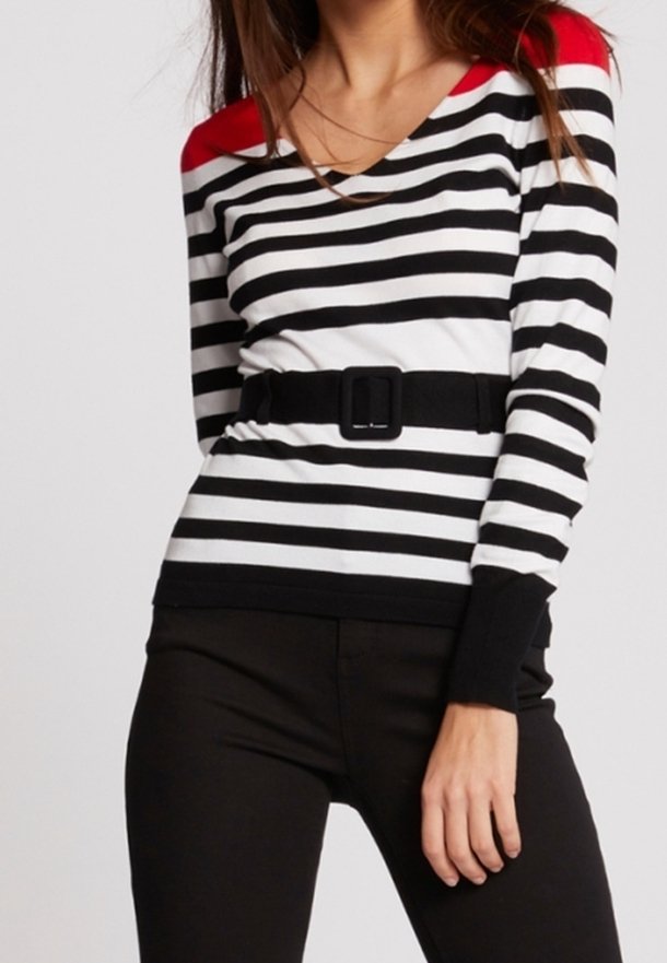 Gestreifter Pullover in Schwarz-Weiß mit tiefem V-Ausschnitt, roten Schulterakzenten und einem schwarzen Gürtel. Hat lange Ärmel und eine enge Passform.