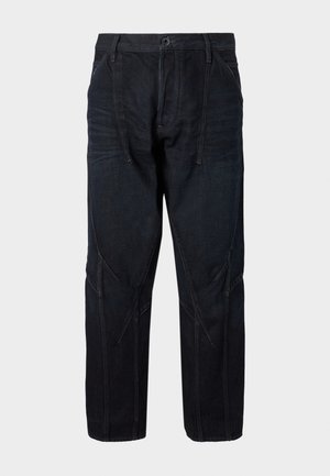 Donkerblauwe denim broek met vooraan een knoop en rits, voorzien van schuine zakken en gestikte paneeldetails op de voorkant van de benen.