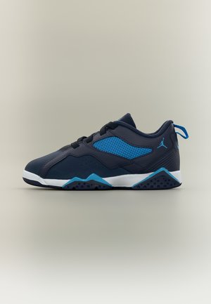 Niedriger schwarzer und blauer Sportschuh mit Mesh-Einsätzen, Schnürsenkeln, Gummisohle und Zuglasche an der Ferse, seitlich dargestellt.