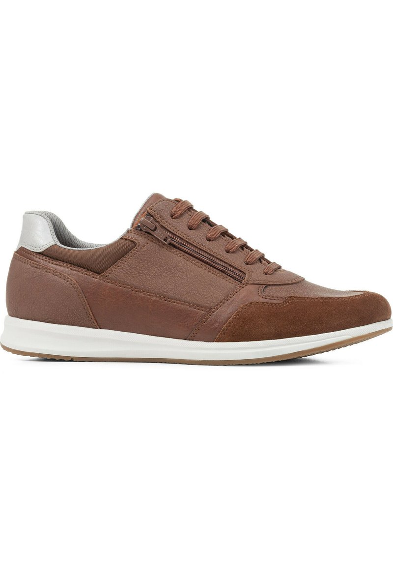 Zapatillas de cuero marrón con una combinación de texturas lisas y de gamuza, suela de goma blanca y un detalle de cremallera lateral.