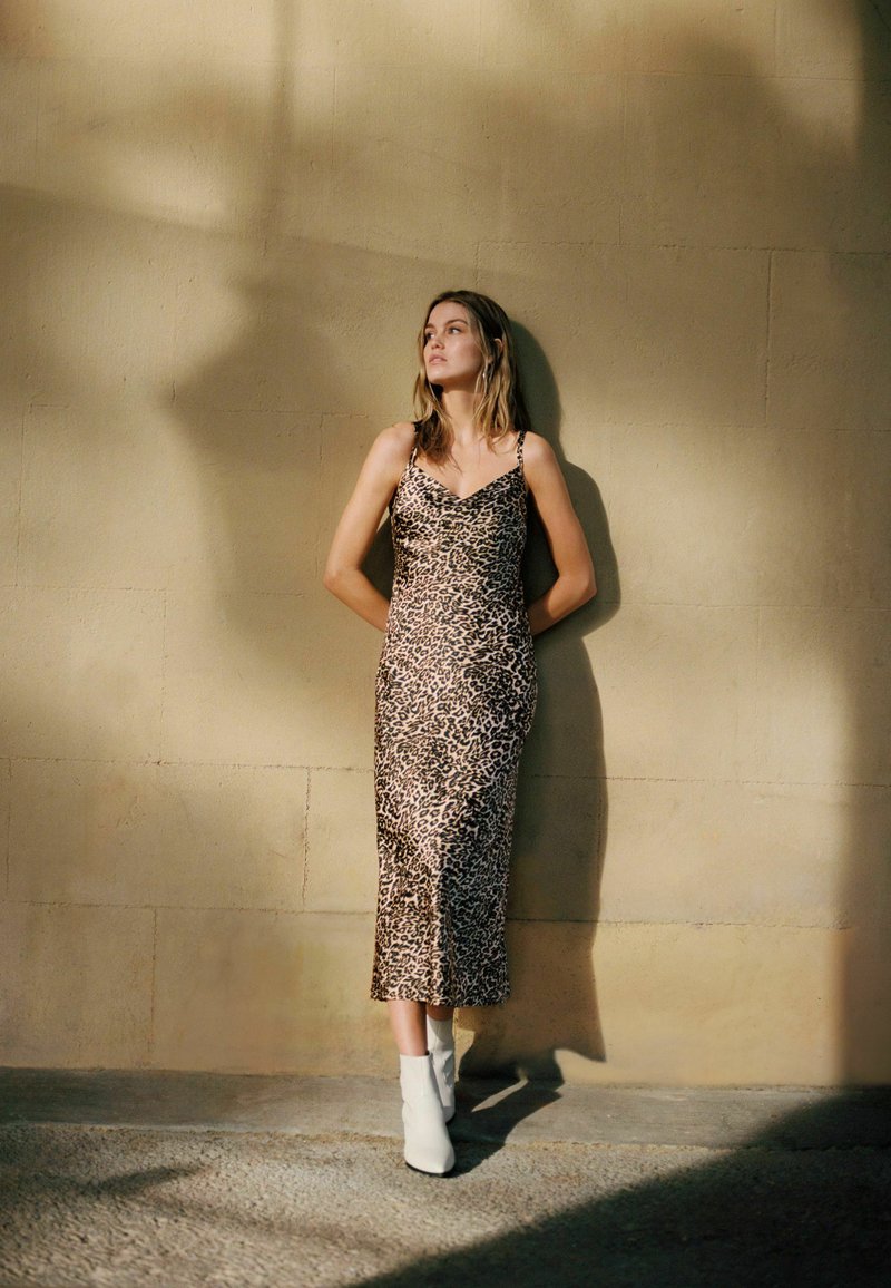 Next CAMI MIDI SLIP TALL - REGULAR FIT - Vapaa-ajan mekko - brown leopard print