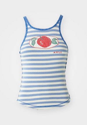 Juostuota liemenė su mėlynomis ir baltomis juostomis, raukšlėta tekstūra ir raudonos obuolio aplikacija su žalios lapeliais, pažymėta "OBUOLYS."