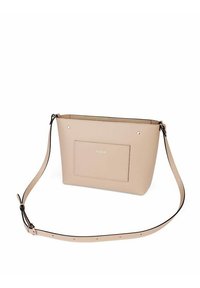 Béžová kožená crossbody taška obdélníkového tvaru, s přední kapsou, stříbrnými detaily a odnímatelným popruhem. Má švy s dekorativními detaily.