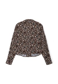 Camicia a maniche lunghe con stampa leopardata e colletto, caratterizzata da un orlo curvo e una texture liscia. I colori includono beige, marrone e nero.