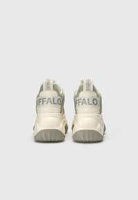 Lys grønn og kremfargede sneakers med en teksturert såle, som har stor "BUFFALO" merkevare på hælen og polstret ankelstøtte.