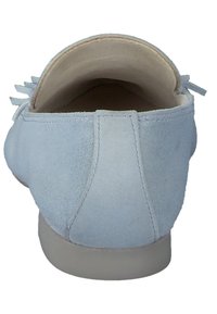 Světle modrá semišová bota s kulatým podpatkem, hladkým interiérem a minimalistickým designem s jemnými třásněmi na zadní části.