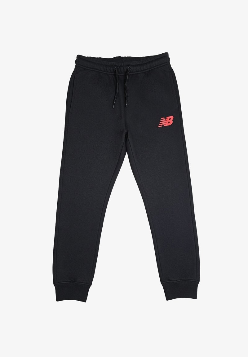 Pantaloni sportivi neri realizzati in tessuto morbido. Presentano una vita elasticizzata con cordino e un logo rosso New Balance sulla coscia sinistra.