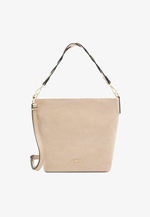 Borsa a spalla in pelle scamosciata beige con tracolla intrecciata nera e crema, dettagli in oro e design minimalista. Presenta un logo nella parte inferiore.