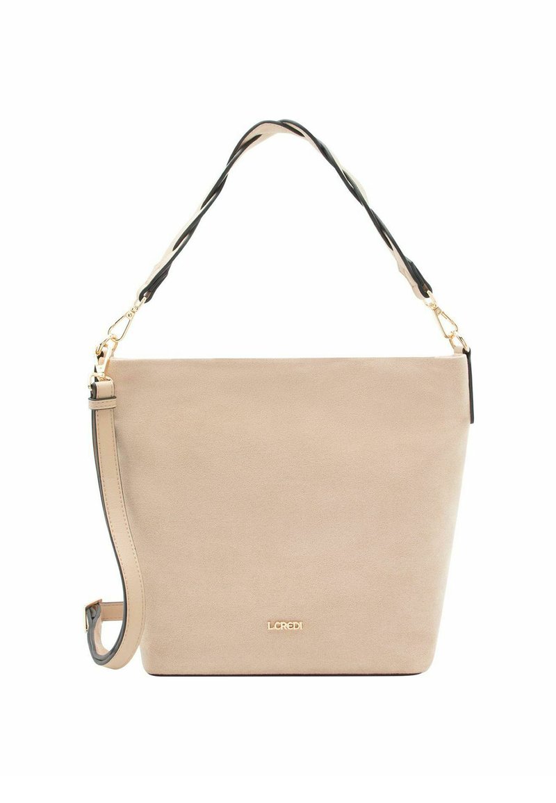 Bolso beige de ante para llevar al hombro con una correa retorcida en negro y crema, herrajes dorados y un diseño minimalista. Tiene un logo en la parte inferior.