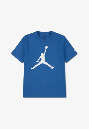 T-shirt bleu avec une grande silhouette blanche d’un joueur de basketball en train de sauter et tenant un ballon au centre devant.
