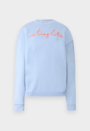 Sweat-shirt bleu clair en mélange de coton doux, avec un col ras du cou et des poignets côtelés. "Stieglitz" brodé en orange sur la poitrine.