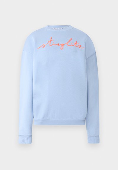 Light blue sweatshirt made of soft cotton blend, featuring a ribbed crew neck and cuffs. "Stieglitz" embroidered in orange across the chest.