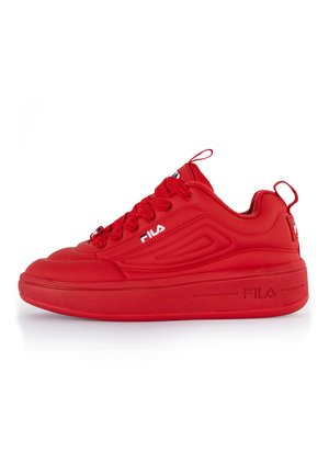 Rød FILA lavtop sneaker med tyk sål, polstret krave, snørebånddesign og brandslogo på siden og hælen.