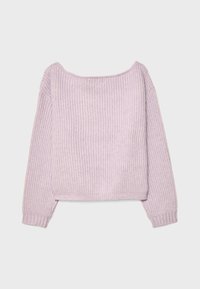 Lila randig stickad tröja med avskuren axeldesign, med lång ärm och kortad nederkant. Mjuk textur, stretchigt material.