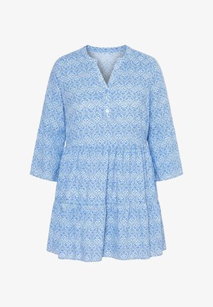 Hellblaues Sommerkleid mit weißem, floralen, geometrischen Muster, Dreiviertelärmeln, V-Ausschnitt und gerafften Taillenstufen.