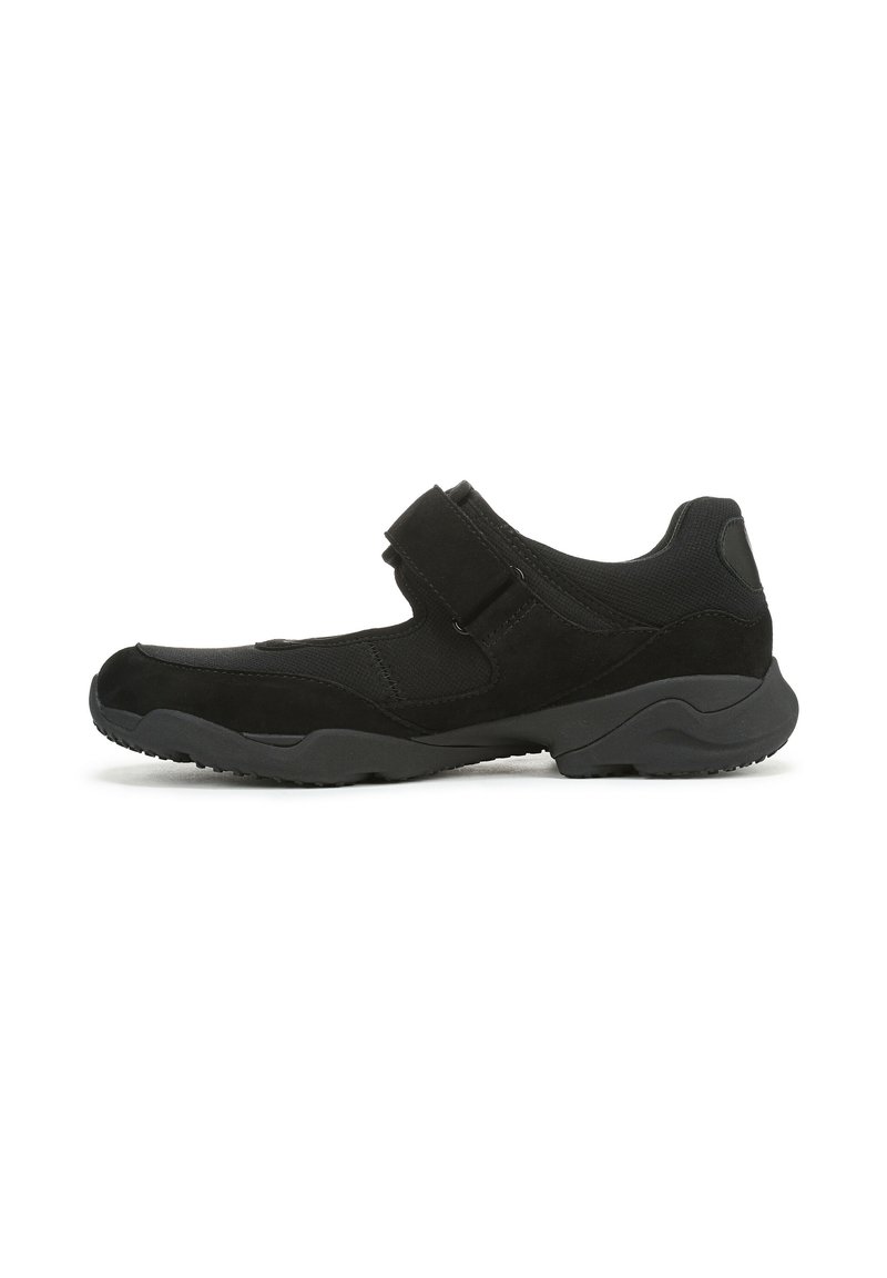 Baskets de sport noires combinant des matériaux en daim et en maille, avec une sangle auto-adhésive, un bout rond et une semelle texturée.