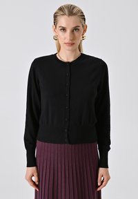 Unausgewählt, black