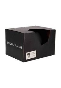 Svart pappask med utklippt sektion och vit text "ENDURANCE." Har en etikett med produktinformation, inklusive "MIRA URBAN" och storleksinformation.