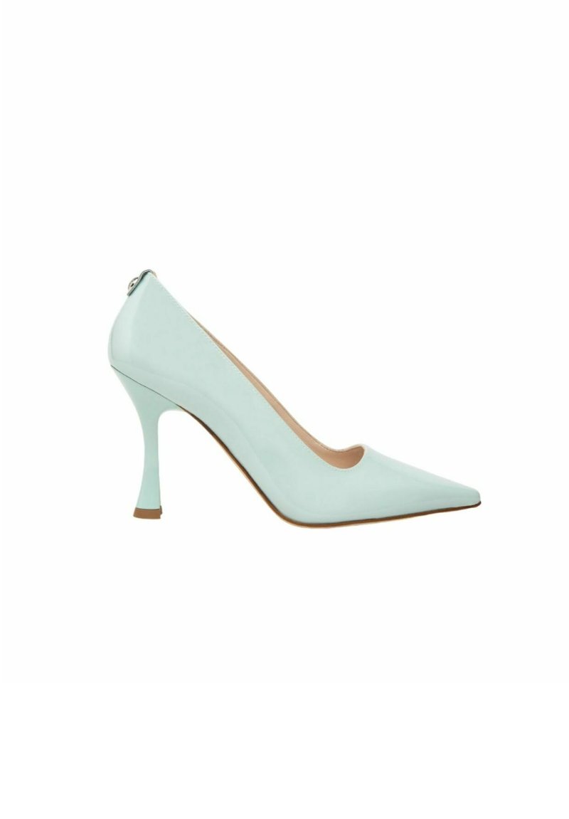 Scarpina alta verde menta con punta affusolata e superficie liscia; presenta un tacco affusolato e un sottile dettaglio di accentuazione sul retro.