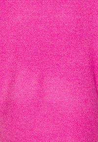 Tejido de punto fucsia con una textura suave, presentando un color uniforme sin patrones ni detalles metálicos.