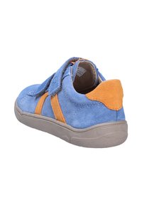 Scarpa blu in suede con accenti arancioni, con cinturino in velcro, forma arrotondata e superficie testurizzata. Suola in gomma grigia con grip.