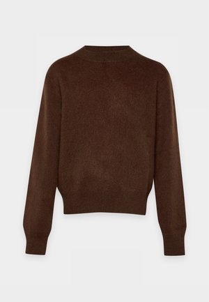Pull en maille marron foncé à manches longues et à col rond montant, sur fond clair.