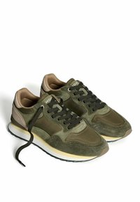 Un paio di sneakers sportive verde oliva e beige con lacci neri, pannelli in suede e tessuto, e suole ammortizzate su sfondo bianco.