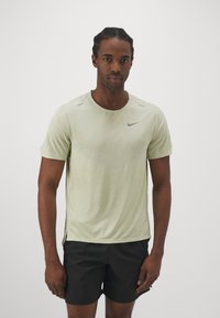 Nike Performance RISE - T-shirt desportiva - olive aura heather/silver