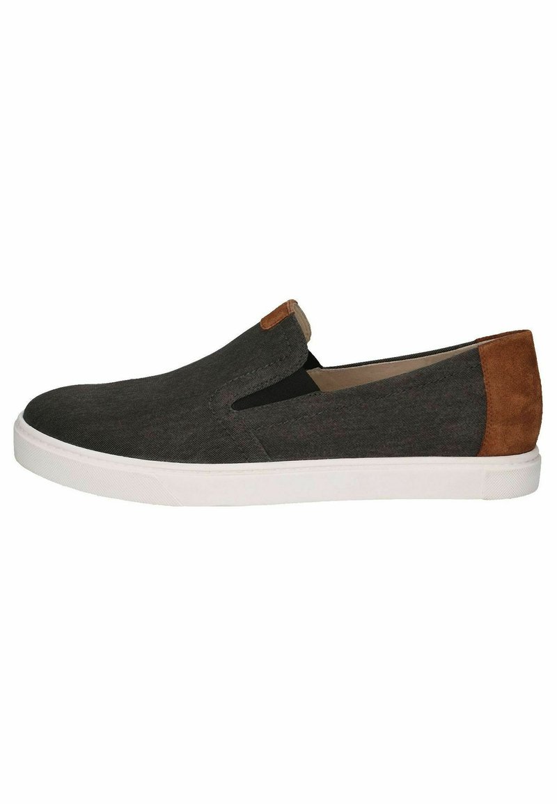 Instap schoenen in donkergrijze stof met een lichtgrijze rubberen zool. Heeft bruine suède accenten bij de hiel en de venster voor contrast.