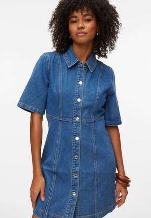 Vero Moda DAISY SHORT NOOS - Džinsa auduma kleita - medium blue denim