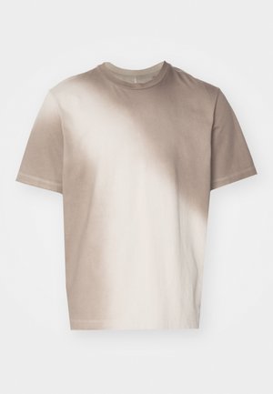 Beige bomull t-skjorte med gradientfargeeffekt, kort erm og rund hals. Glatt tekstur, avslappet design og ingen synlig maskinvare.