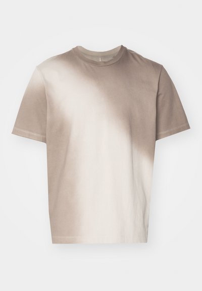 T-shirt en coton beige avec un effet de dégradé de couleurs, à manches courtes et encolure ras-du-cou. Texture lisse, design décontracté et sans matériel visible.