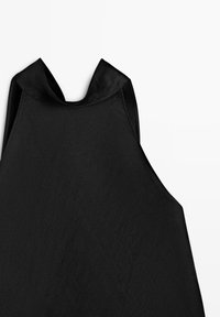 Schwarzes ärmelloses Top mit hohem Neckholder und drapiertem Kragen, flach auf weißem Hintergrund liegend.