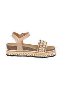 Sandalia de cuero beige con una correa ajustable en el tobillo, detalles bordados en la amplia banda del dedo y una suela de plataforma de corcho texturizado.