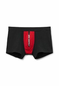 Czarne bokserki z czerwonym przednim panelem, na którym znajduje się pionowy czarny zamek błyskawiczny z napisem „OTWIERAJ OSTROŻNIE” w białym kolorze.