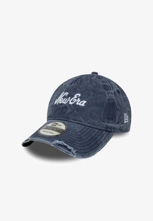 Cappellino da baseball in denim blu scuro, con dettagli usurati, ricamo bianco "New Era", cinturino regolabile e visiera curva.