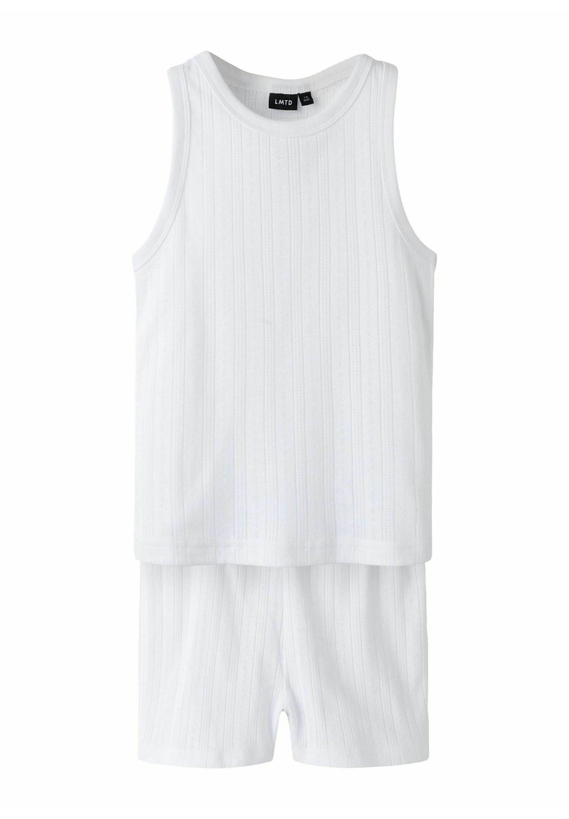 Vit tvådelad set bestående av en ärmlös top med ribbat mönster och matchande shorts, båda med subtila vertikala ränder.