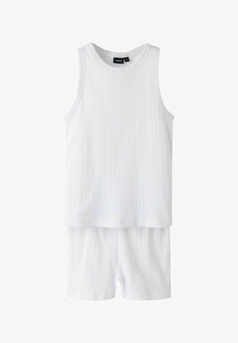 Ensemble deux pièces blanc comprenant un top sans manches avec une texture côtelée et un short assorti, tous deux avec de subtils rayures verticales.