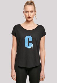 Černé tričko s krátkým rukávem, které má na sobě velké modré písmeno "C" se třpytkami a grafikou vysokého podpatku. Měkká látka s uvolněným střihem.