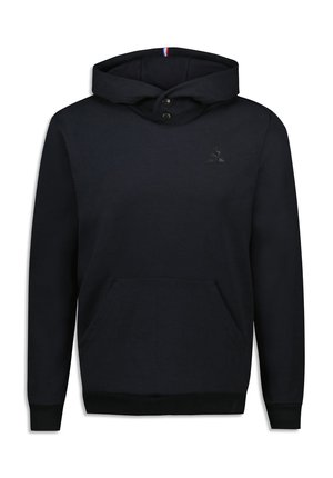 Černá mikina s kapucí a klokankou, má kulatý výstřih se zapínáním na knoflíky a malé logo na hrudi.