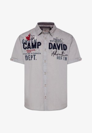 Kurzärmliges, hellgraues Hemd mit Knopfleiste, verziert mit verschiedenen gestickten Patches, darunter ein Ahornblatt und Textdetails, im lässigen Schnitt.