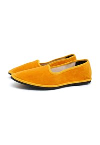 Scarpe slip-on in suede giallo con punta arrotondata e suola in gomma nera. Presentano una texture morbida e una finitura gialla a contrasto.
