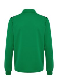 Groene langwerpige poloshirt met textuurstof, een kraag en contrasterende accenten op de schouders. Geen zichtbare branding of patronen.