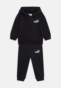 Μαύρο φούτερ για παιδιά Puma με κουκούλα και μπροστινή τσέπη, συνοδευόμενο από ταιριαστό παντελόνι φόρμας, και τα δύο με λευκό λογότυπο Puma.