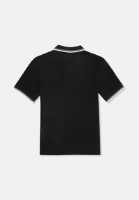 Czarna koszulka polo z klasycznym kołnierzykiem, krótkimi rękawami wykończonymi białą lamówką oraz gładką, dzianinową teksturą. Wyświetlono widok z tyłu.