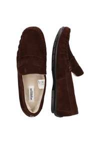 Mocassini in suede marrone con un design cucito, interno morbido e suola in gomma. La scarpa presenta una cinghia decorativa sulla parte superiore.