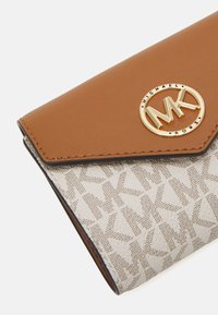MICHAEL Michael Kors GREENWICH TRIFOLD - Lommebok - vanilla