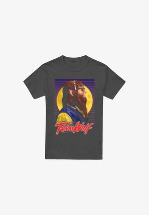 Profil eines Werwolfs mit Kopfhörern und Sonnenbrille vor einem vollen Mond, über rotem "Teen Wolf"-Text auf einem dunkelgrauen T-Shirt.