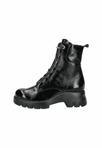 Stivaletto alla caviglia in pelle verniciata nera con finitura texturizzata, suola in gomma spessa e dettaglio con zip frontale. Presenta un collare imbottito per il comfort.