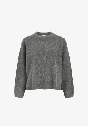 Grå striktrøje med rund halsudskæring, sænkede skuldre og en afslappet pasform. Blød tekstur med en let oversized form.